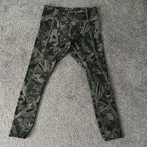 NWOT Lululemon tight stuff Camo leggings size 6